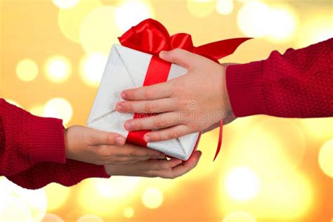 persone che si scambiano un regalo