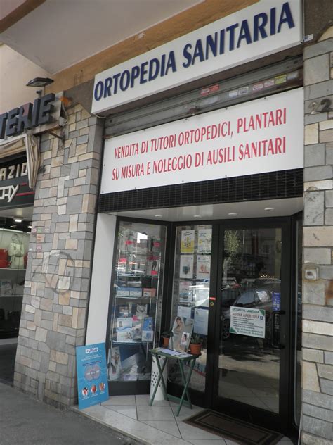 Esterno di un negozio di ortopedia con insegna