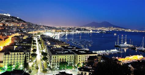 Panorama urbano di Napoli con infrastrutture