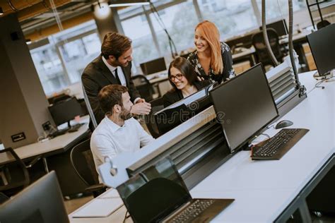 Ufficio pubblico con persone che lavorano al computer