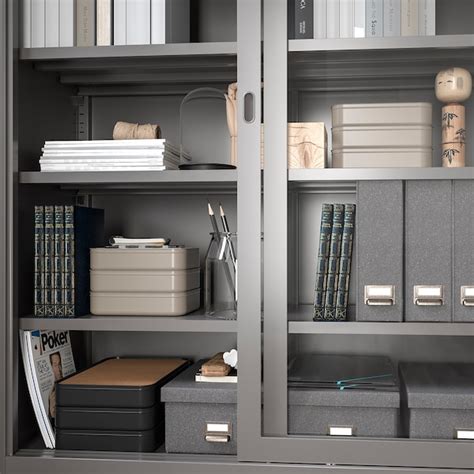 Scatole con documenti impilate in un ufficio