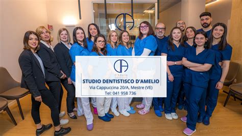 Dentista che lavora in studio