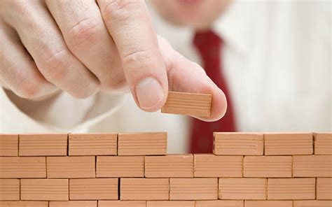 Illustrazione concettuale di un futuro finanziario sicuro costruito mattone dopo mattone