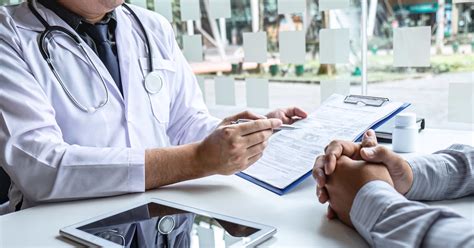 Medico che consulta documenti INPS