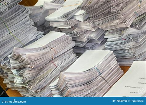 Ufficio con pile di documenti e timbri
