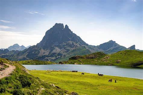 Paesaggio dei Pirenei francesi con un villaggio