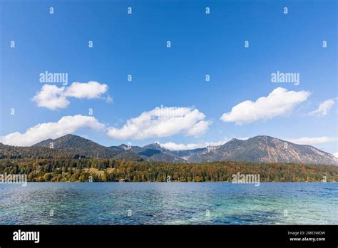 Lago di Lourdes con montagne sullo sfondo