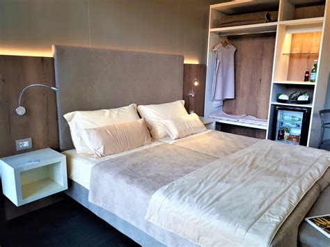 Interno di una camera d'albergo a Lourdes