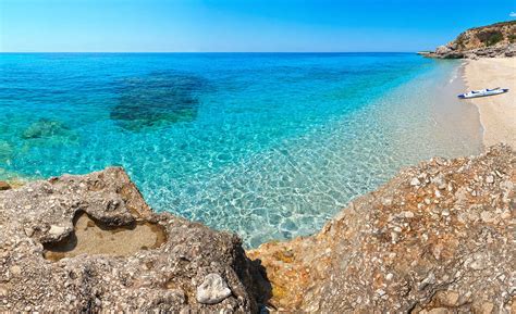 Paesaggio costiero albanese con spiagge e mare cristallino