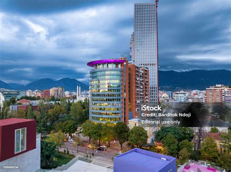 Vista moderna dello skyline di Tirana con edifici contemporanei