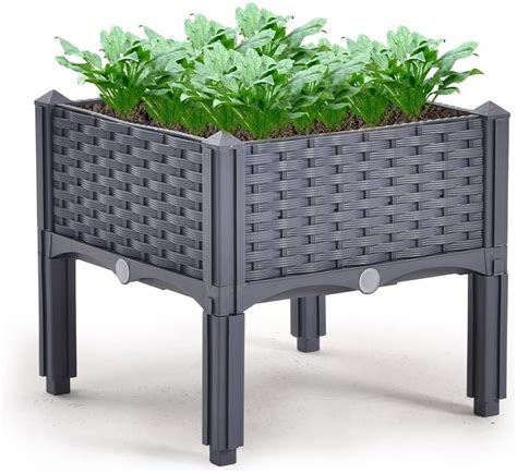 Fioriera rialzata accessibile con persona in sedia a rotelle che coltiva piante