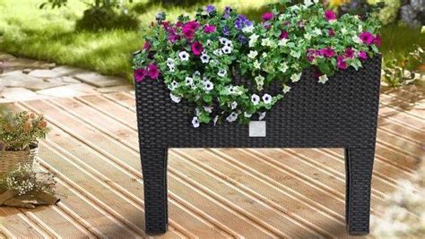 Diverse tipologie di fioriere rialzate con vari materiali e forme