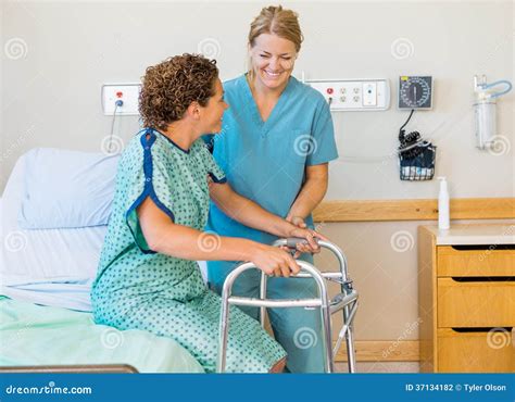 Infermiere che assiste un paziente a domicilio