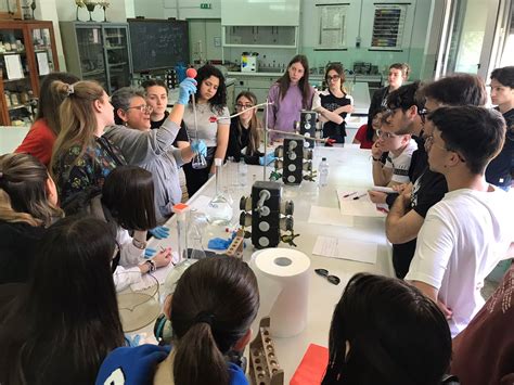 persone che partecipano a un laboratorio teatrale