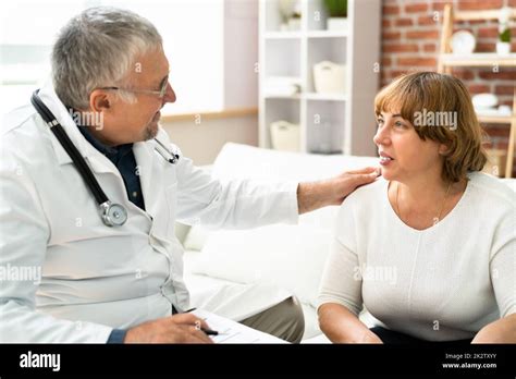 Paziente anziano che parla con un medico