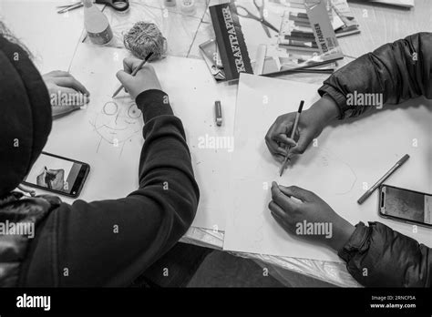 Gruppo di adolescenti che partecipano a un laboratorio artistico