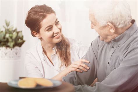 anziano assistito da un caregiver