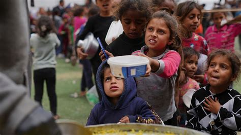 Bambini che ricevono aiuti umanitari dopo lo tsunami