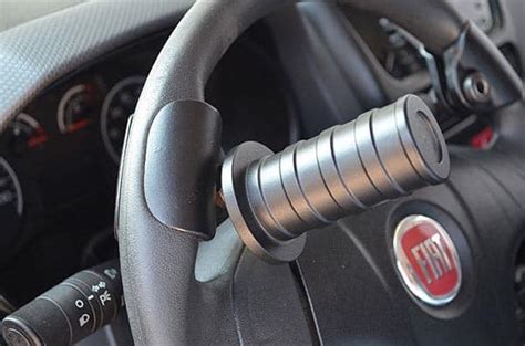 Interno di un'auto con comandi adattati per la guida