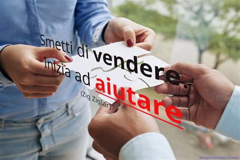 Venditore che presenta prodotti a domicilio