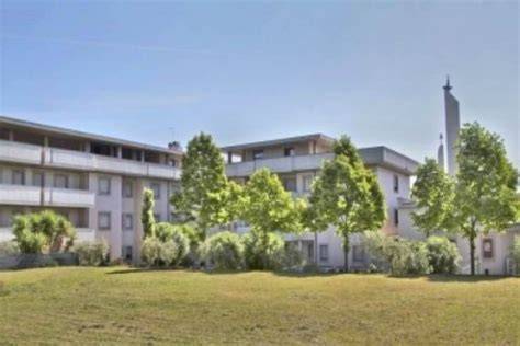 facciata della casa di riposo San Girolamo Emiliani immersa nel verde