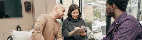 Famiglia che firma un contratto di affitto