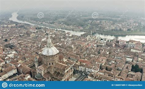Vista panoramica del centro storico di Pavia con il Duomo e il Ponte Coperto