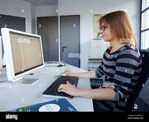 Persona che lavora alla scrivania con espressione preoccupata