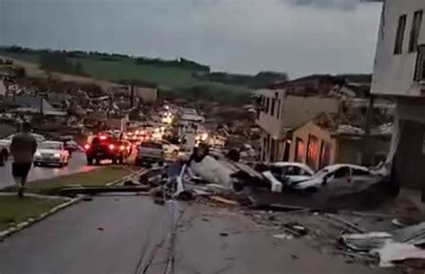 Immagine storica di un tornado che colpisce una città