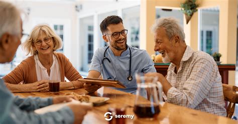 Anziani che interagiscono in una struttura di assistenza