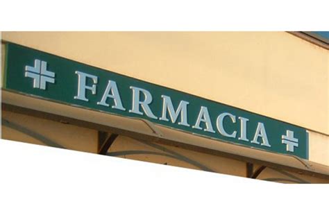 Farmacia con insegna luminosa