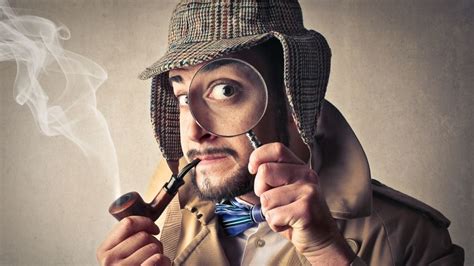 Investigatore privato che osserva un sospetto