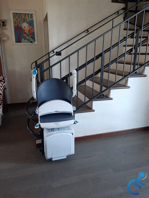 Primo piano di un montascale a poltroncina con dettagli