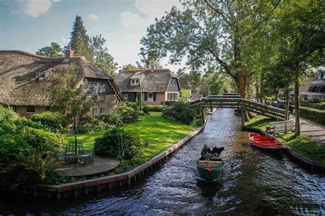 casa olandese tradizionale con canali