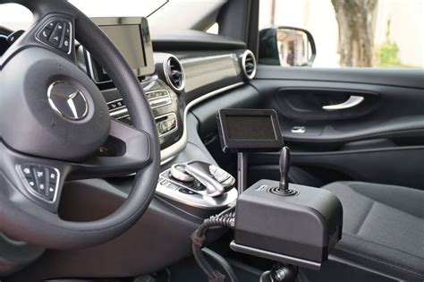 interno auto adattata con comandi speciali