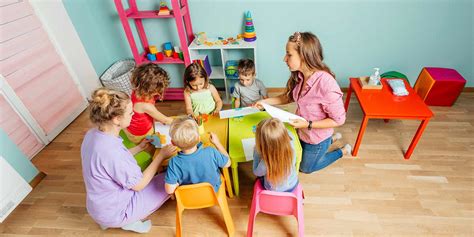 Educatrice che lavora in una scuola materna