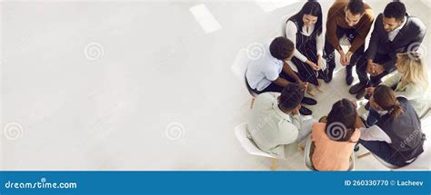 Persone sedute in cerchio che partecipano a un gruppo di discussione