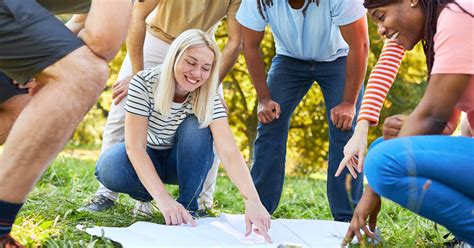 Giovani che partecipano ad attività di gruppo in una comunità alloggio