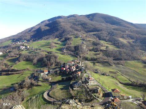 Vista panoramica del paese di Varsi