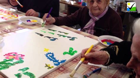 Anziani che partecipano a un laboratorio di pittura in una casa di riposo