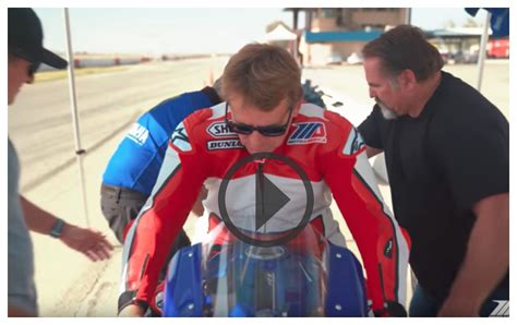 Wayne Rainey su una sedia a rotelle sorride con Kenny Roberts ed Eddie Lawson