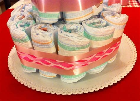 Bambino che gioca con una torta di pannolini