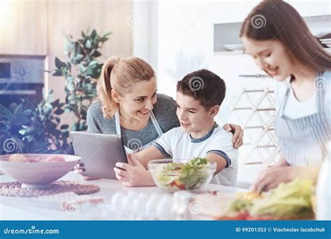 famiglia che si riunisce