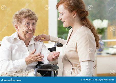 Persona anziana che parla con una badante