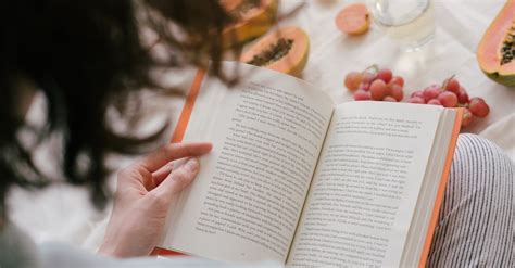 Persona anziana che legge un libro con una badante