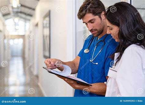 Personale medico che lavora in un ospedale