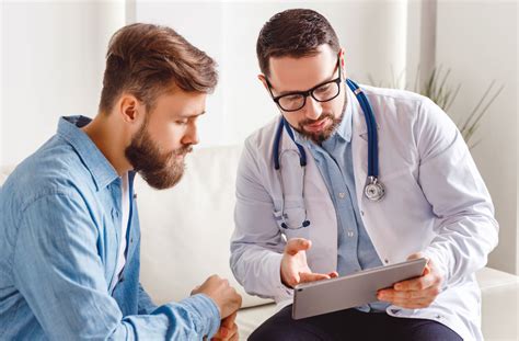 Medico che parla con un paziente e un familiare