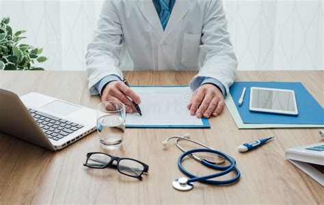 Dottore commercialista che lavora alla scrivania