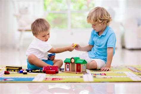 Bambino con giocattoli in un ambiente clinico