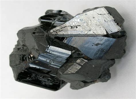 Cristalli di cassiterite con forma a